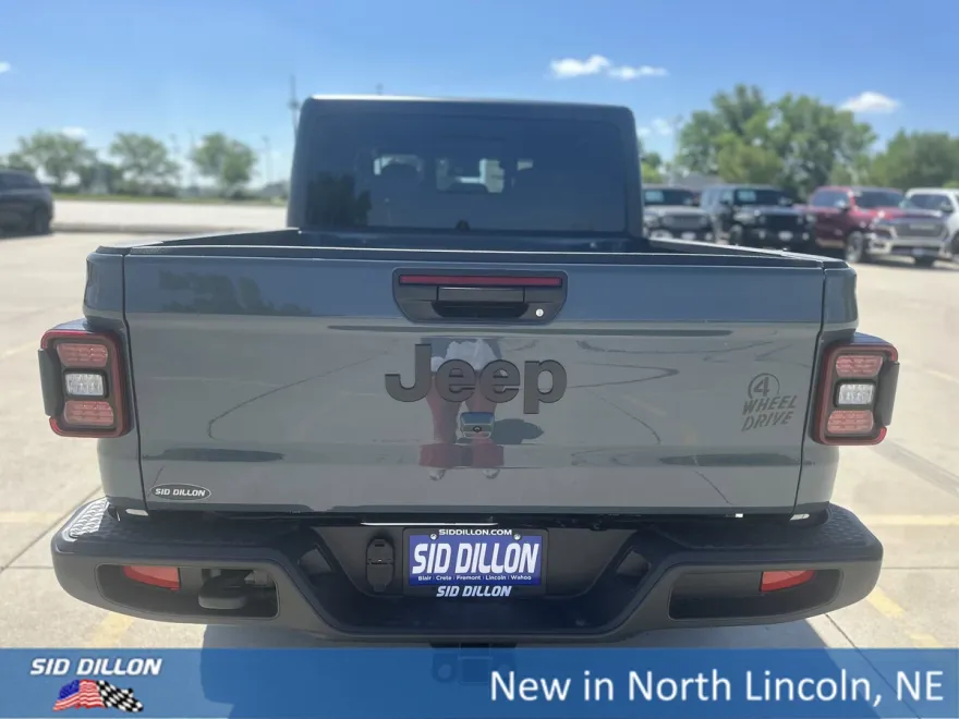 2025 Jeep Gladiator Willys photo 1