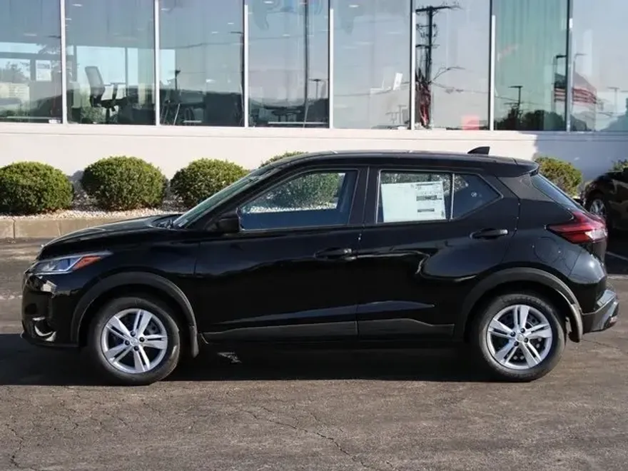 2025 Nissan Kicks Play S photo 1