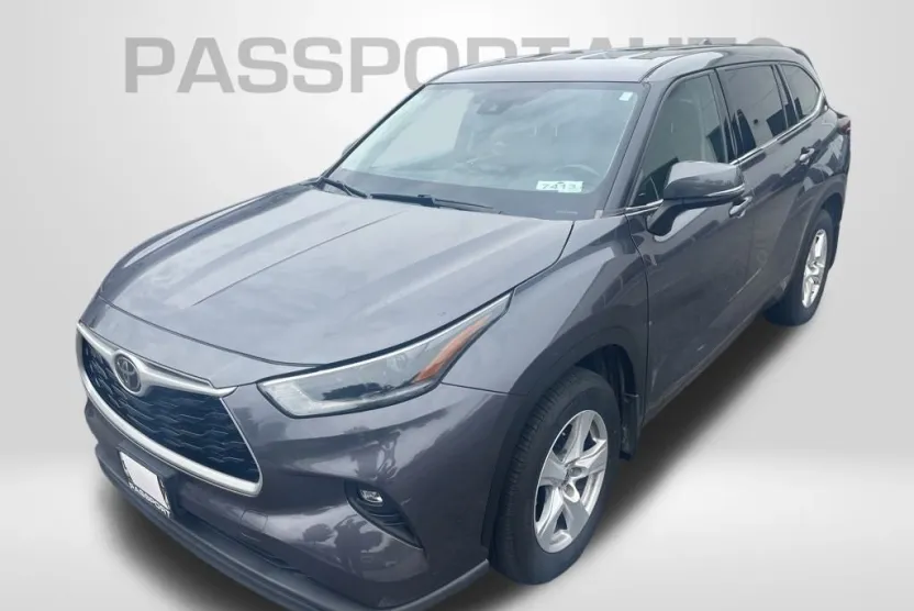 2021 Toyota Highlander LE photo 1