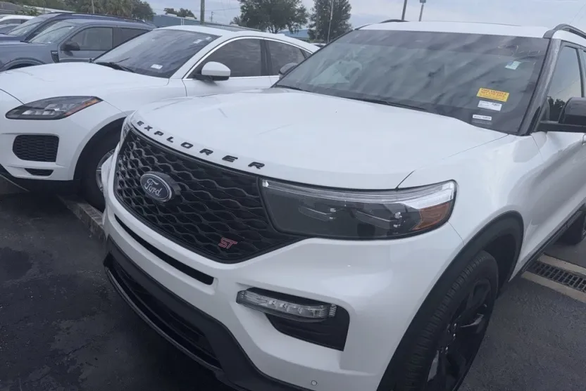 2023 Ford Explorer ST photo 1