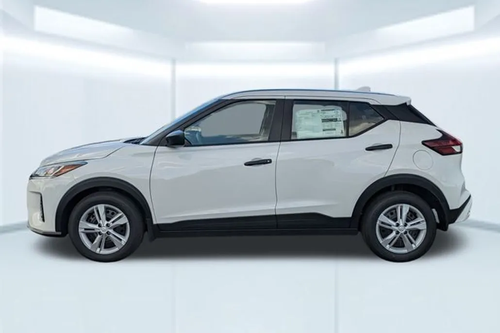 2025 Nissan Kicks Play S photo 1