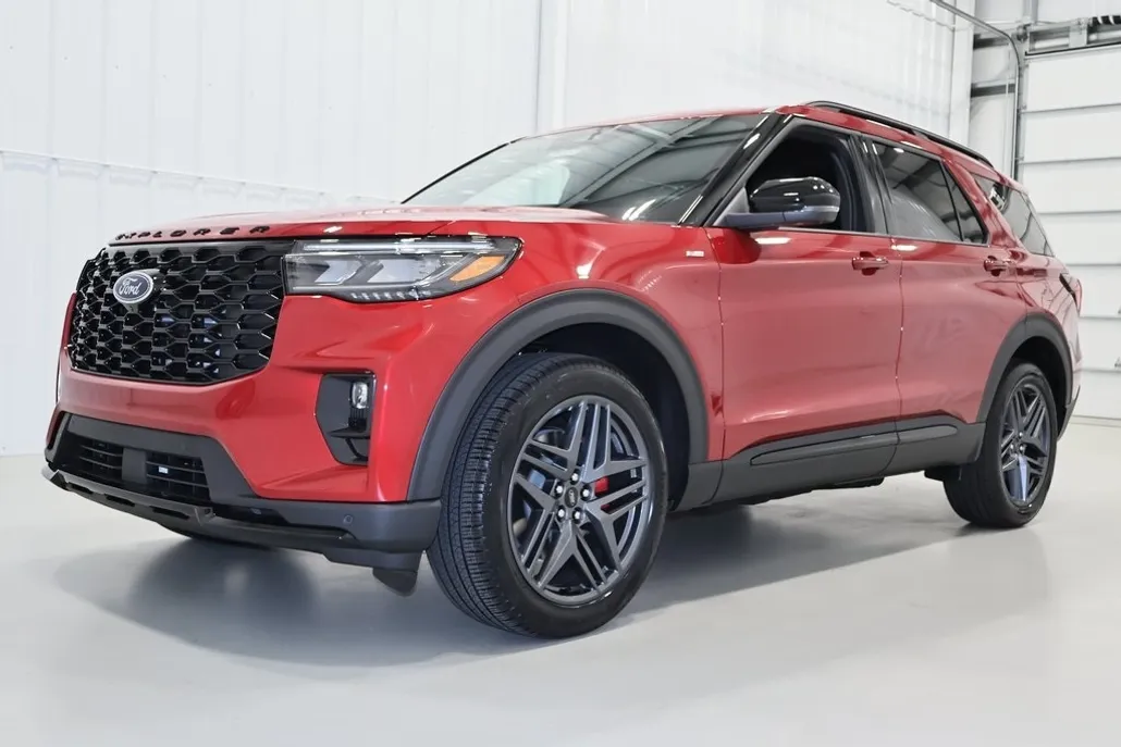 2025 Ford Explorer ST-Line photo 1