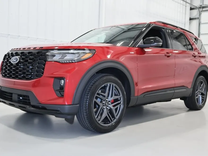 2025 Ford Explorer ST-Line photo 1