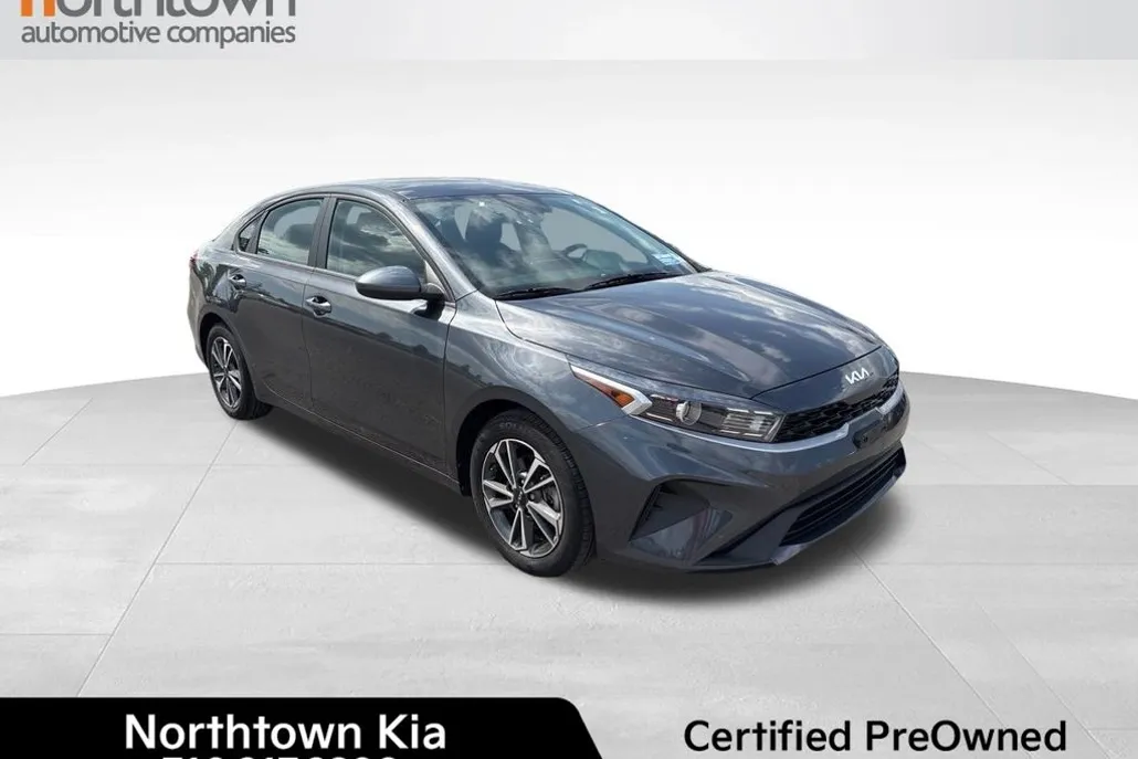 2023 Kia Forte LXS photo 1