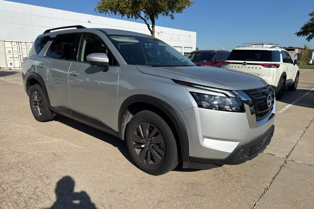 2024 Nissan Pathfinder SV photo 1