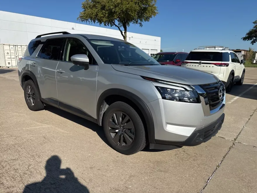 2024 Nissan Pathfinder SV photo 1