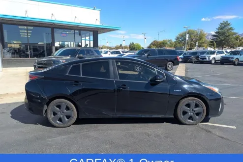2018 Toyota Prius Four photo 2