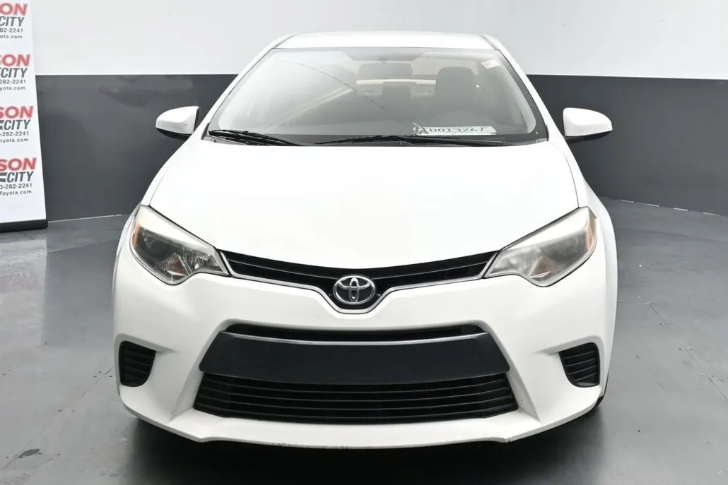 2015 Toyota Corolla LE photo 1
