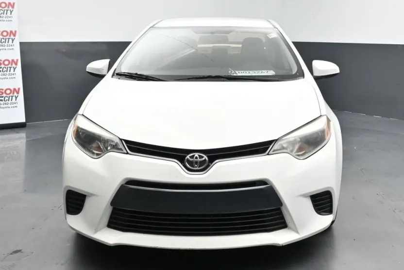 2015 Toyota Corolla LE photo 1