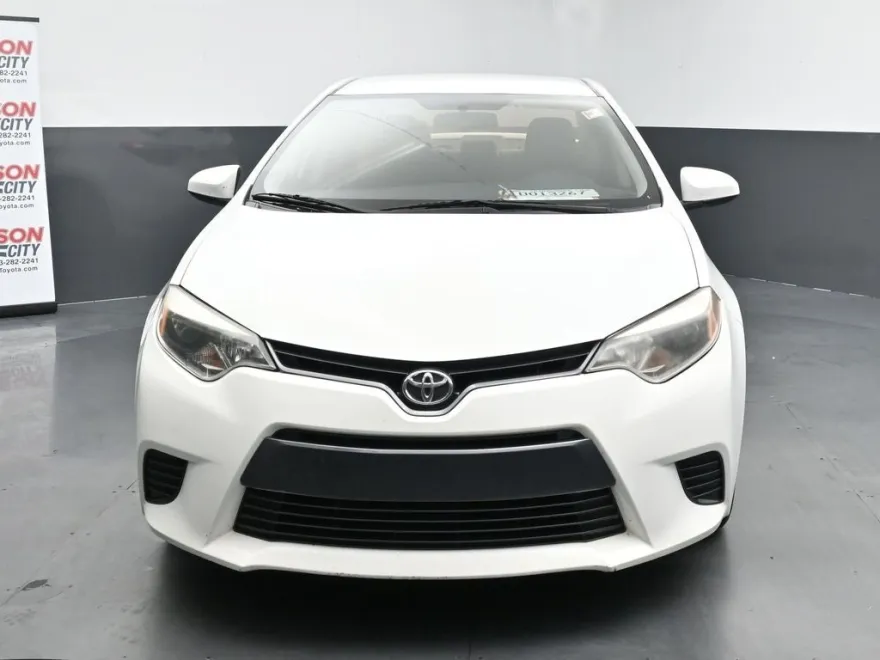 2015 Toyota Corolla LE photo 1