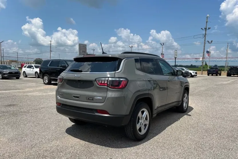 2024 Jeep Compass Latitude photo 1