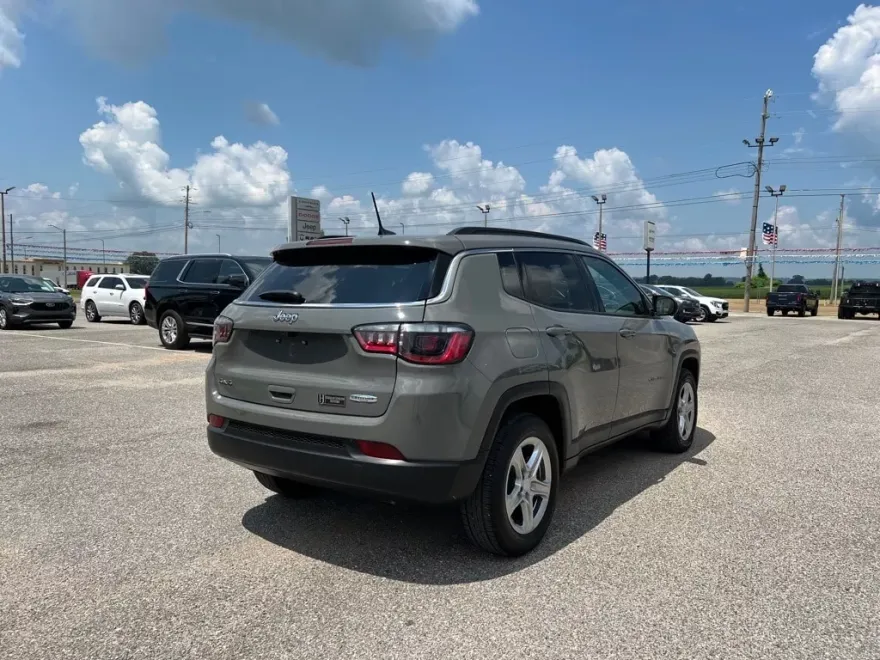 2024 Jeep Compass Latitude photo 1