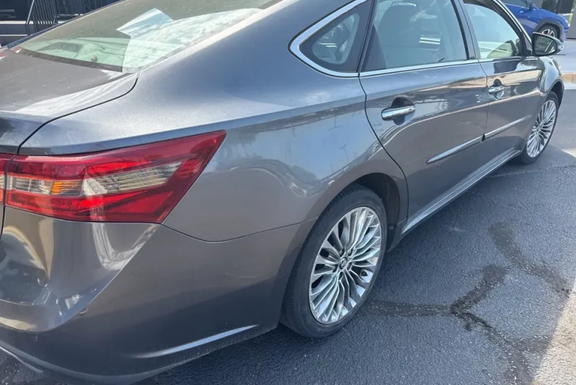 2016 Toyota Avalon Limited photo 1