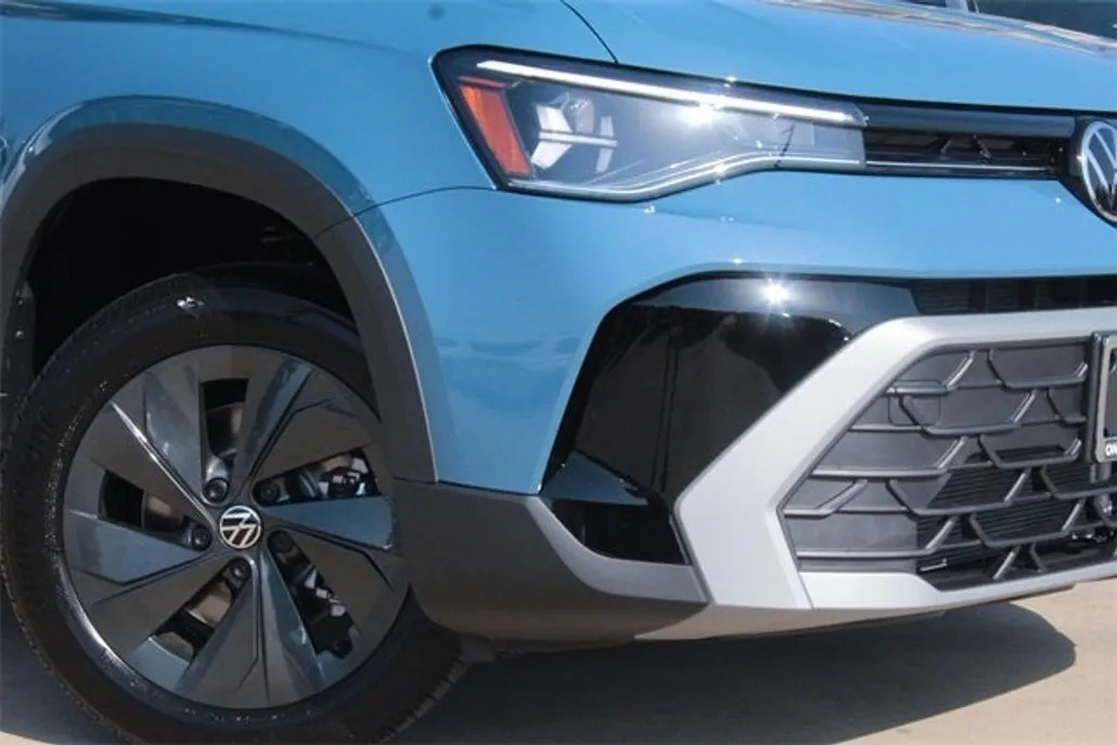 2025 Volkswagen Taos S photo 1