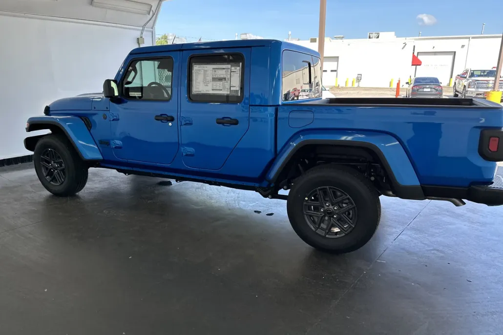2025 Jeep Gladiator Sport S photo 1