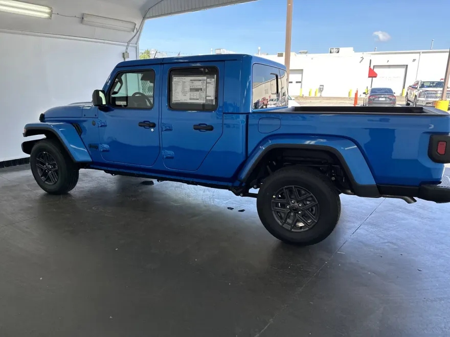2025 Jeep Gladiator Sport S photo 1