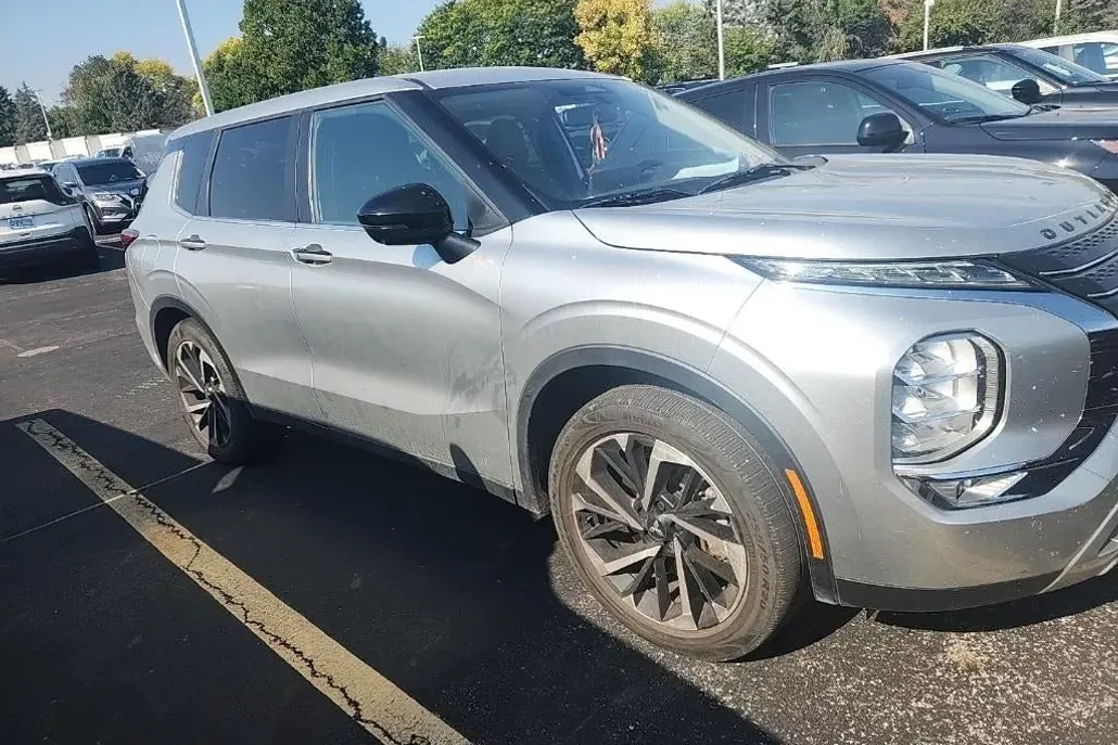 2022 Mitsubishi Outlander SE photo 1