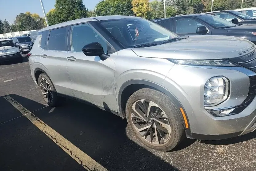 2022 Mitsubishi Outlander SE photo 1