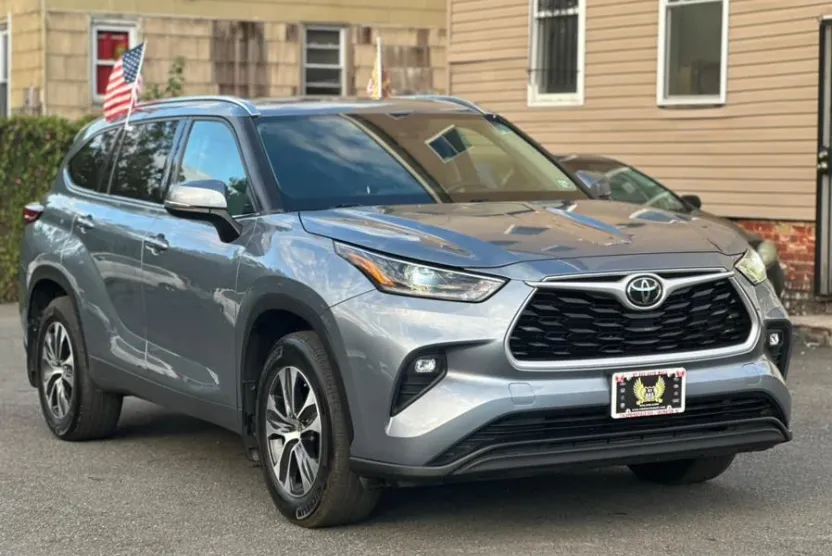 2021 Toyota Highlander XLE photo 1