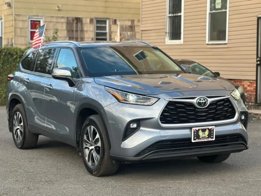 2021 Toyota Highlander XLE photo 1