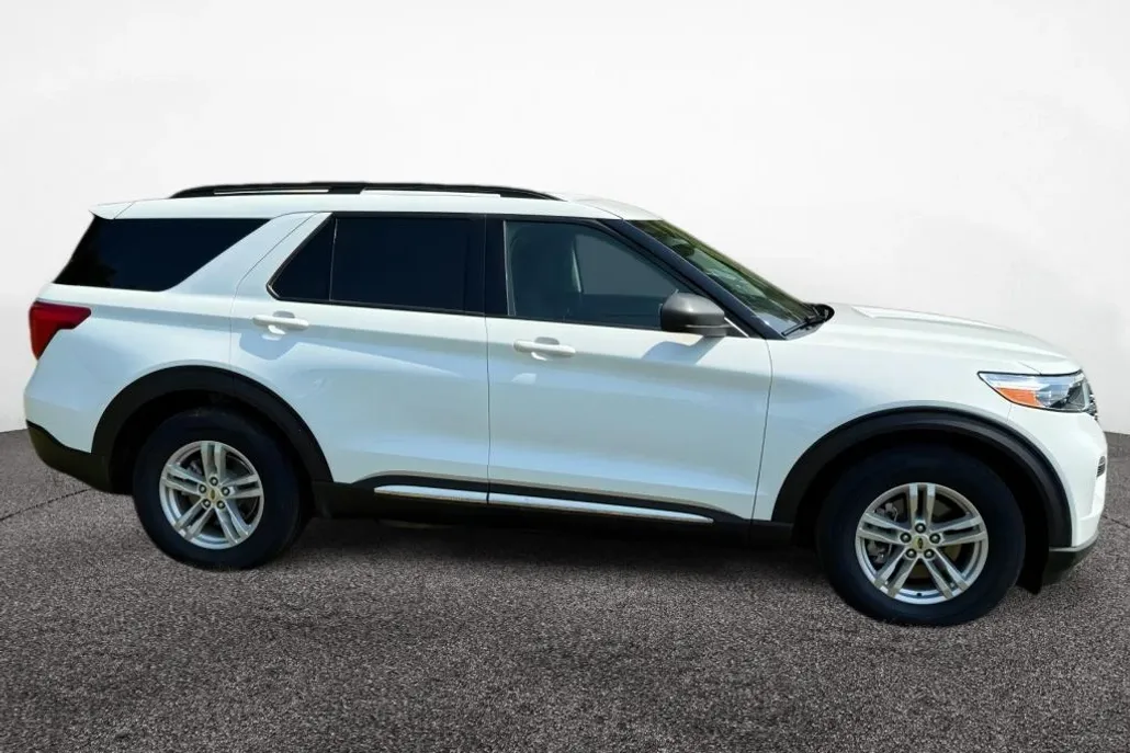 2023 Ford Explorer XLT photo 1
