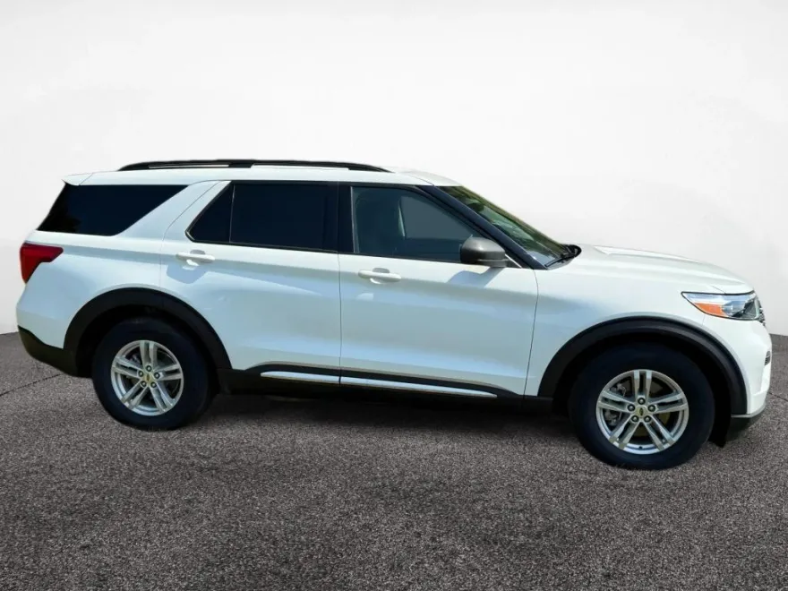 2023 Ford Explorer XLT photo 1
