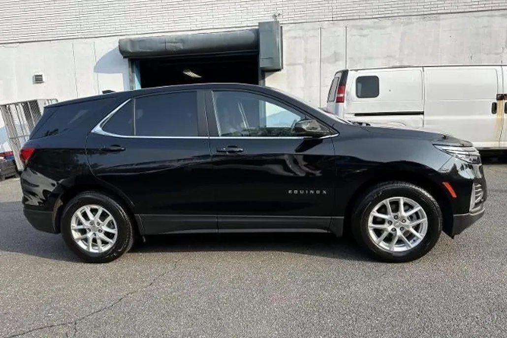 2023 Chevrolet Equinox LT photo 1