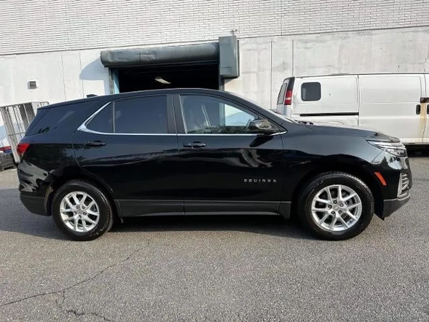 2023 Chevrolet Equinox LT photo 1