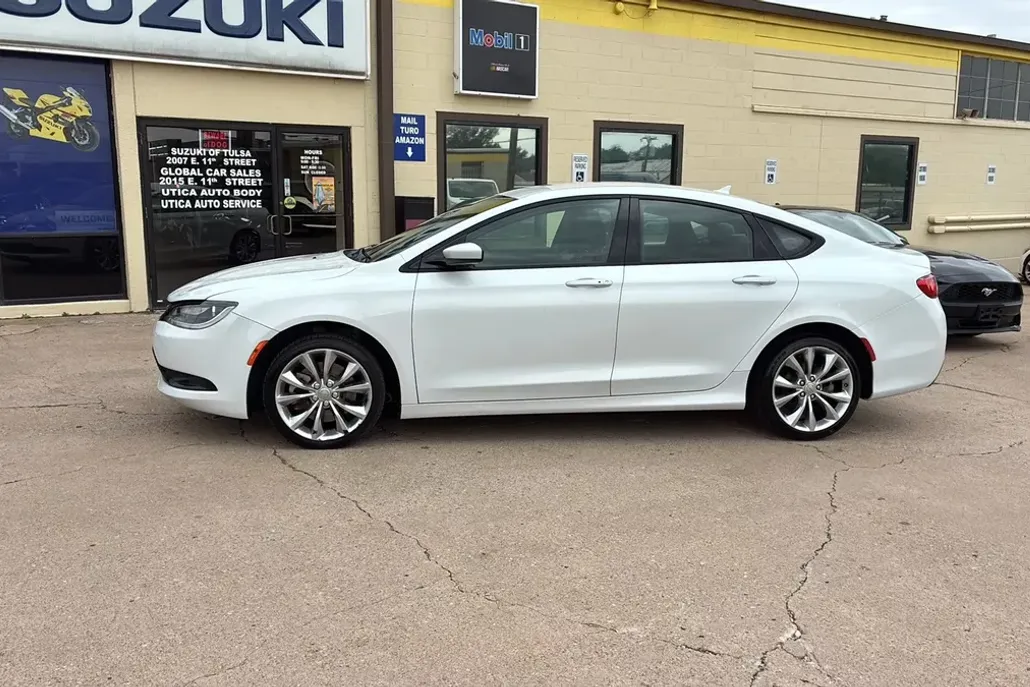 2015 Chrysler 200 photo 1