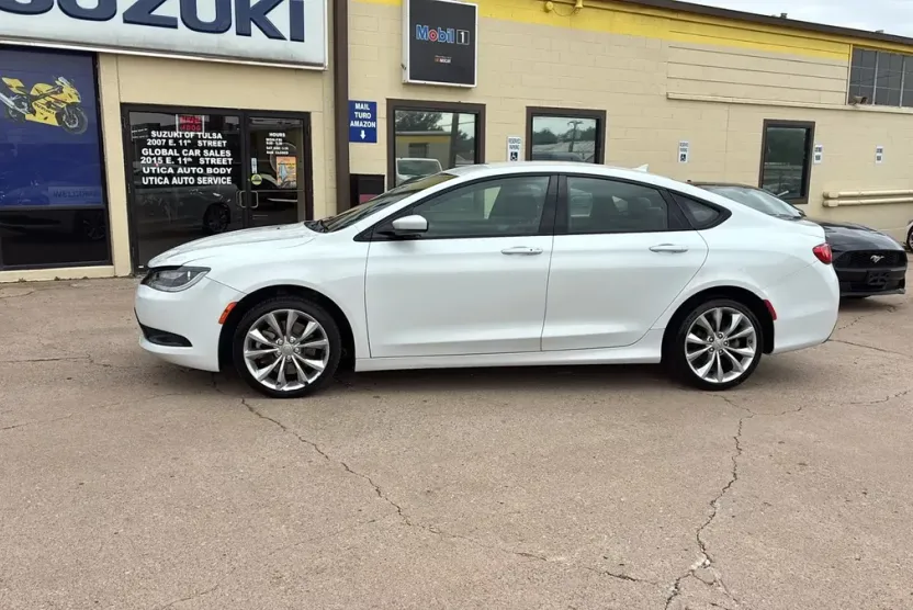 2015 Chrysler 200 photo 1