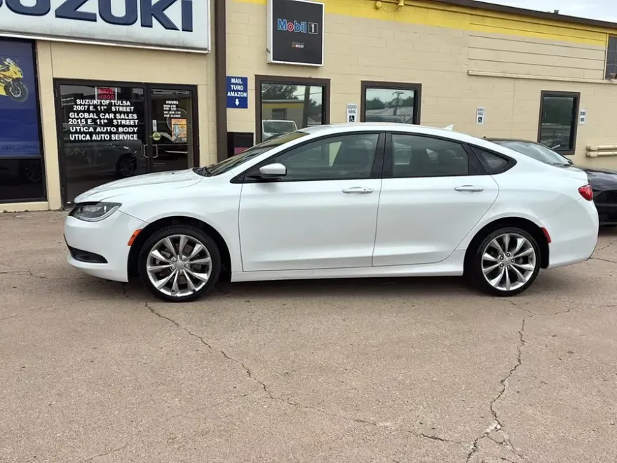 2015 Chrysler 200 photo 1