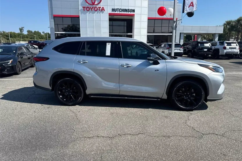 2022 Toyota Highlander XLE photo 1
