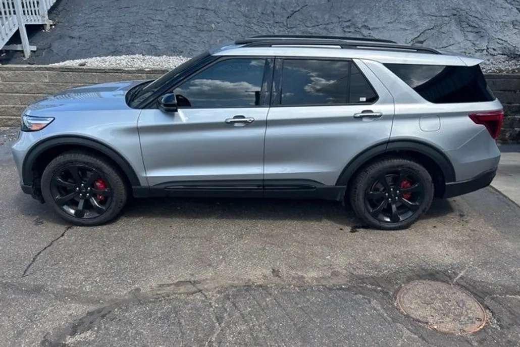 2023 Ford Explorer ST photo 1