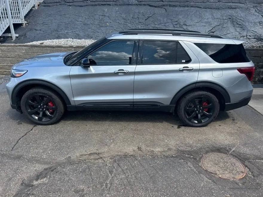 2023 Ford Explorer ST photo 1