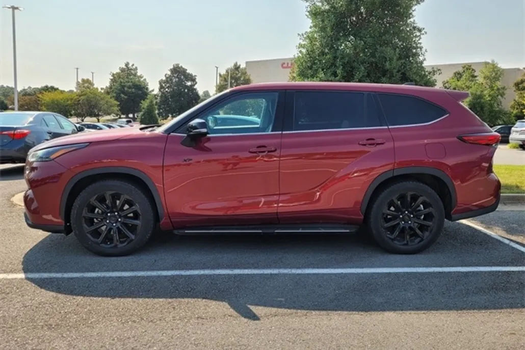 2022 Toyota Highlander LE photo 1