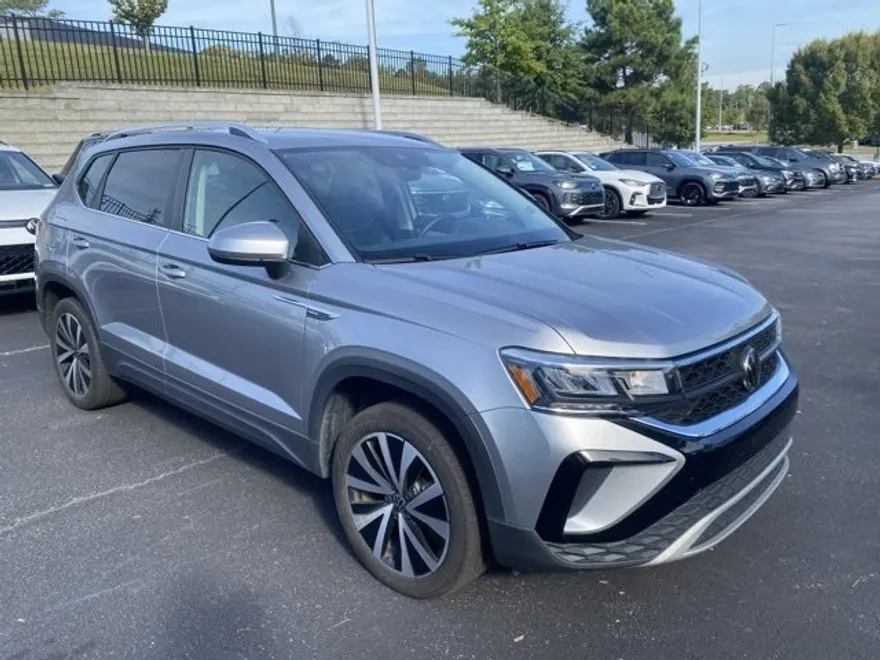 2024 Volkswagen Taos SE photo 1