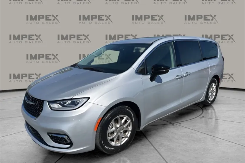 2024 Chrysler Pacifica Touring L photo 1