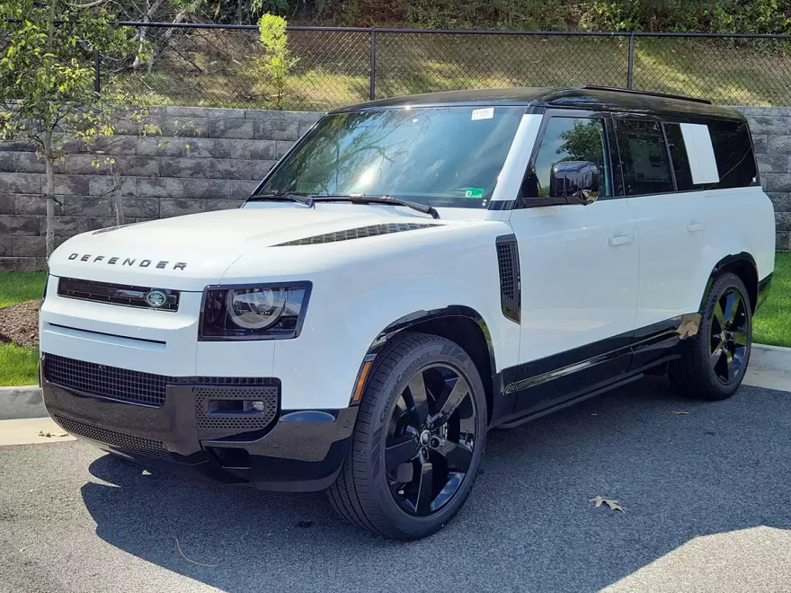 2025 Land Rover Defender 130 V8 photo 1