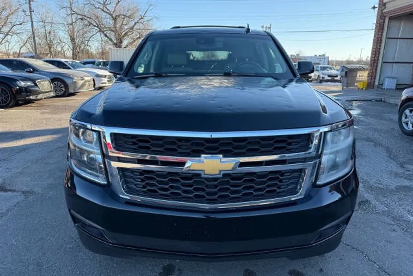 2018 Chevrolet Suburban LT photo 1