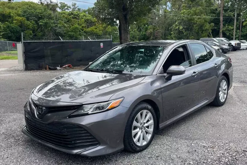 2019 Toyota Camry LE photo 1
