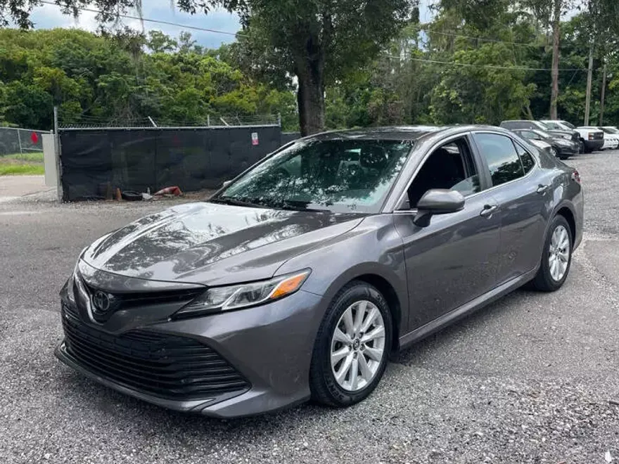 2019 Toyota Camry LE photo 1