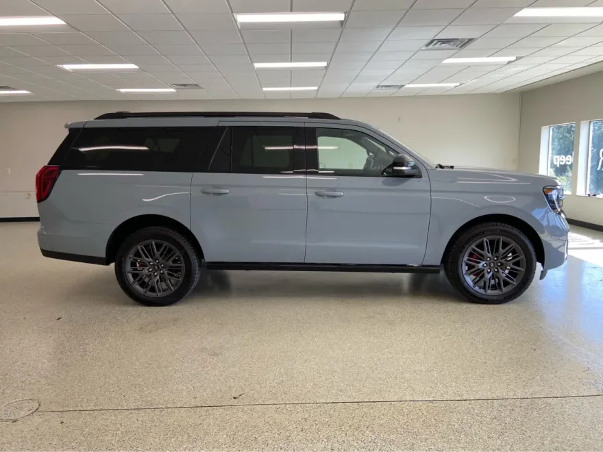 2025 Ford Expedition MAX Platinum photo 1