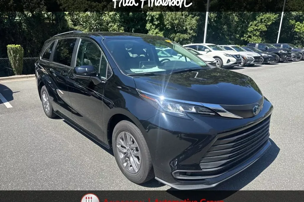 2023 Toyota Sienna LE photo 1