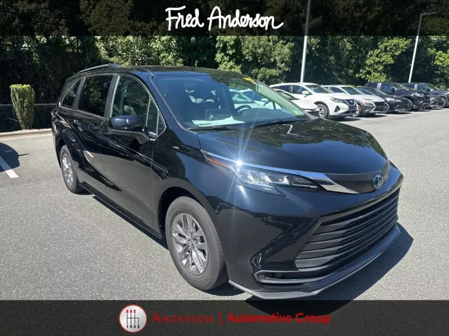 2023 Toyota Sienna LE photo 1