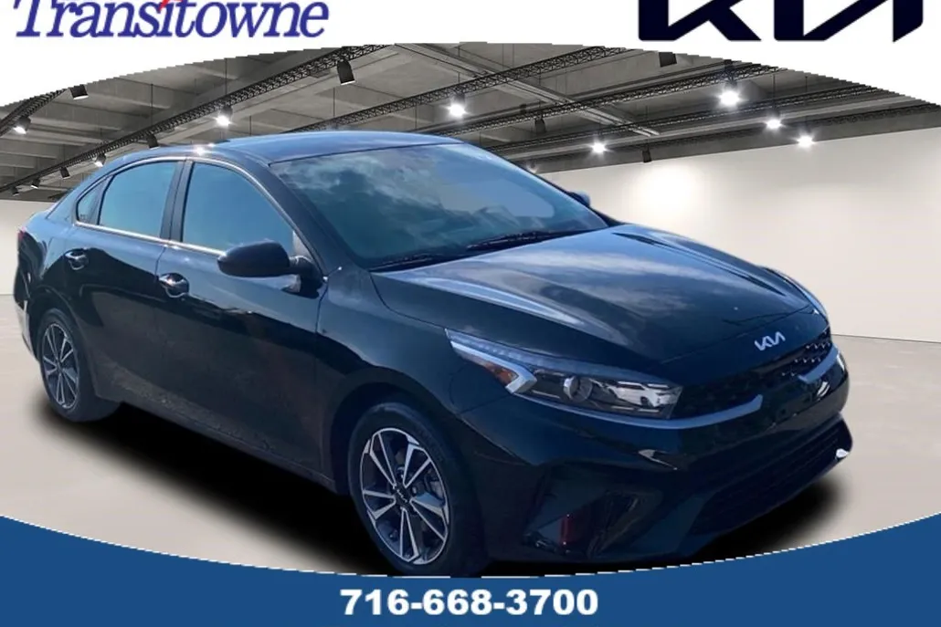 2023 Kia Forte LXS photo 1