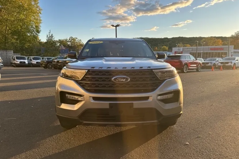 2021 Ford Explorer XLT photo 1