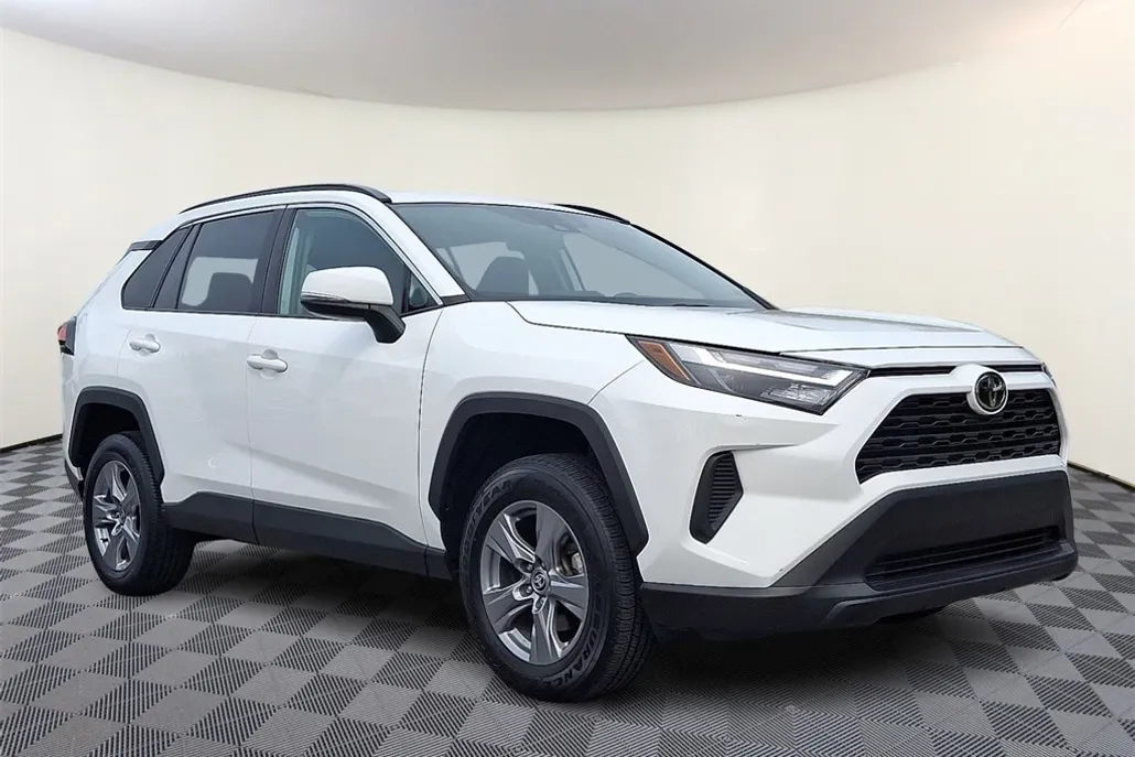 2022 Toyota RAV4 XLE photo 1