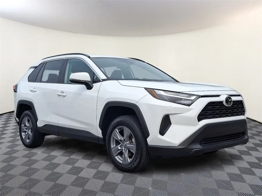 2022 Toyota RAV4 XLE photo 1