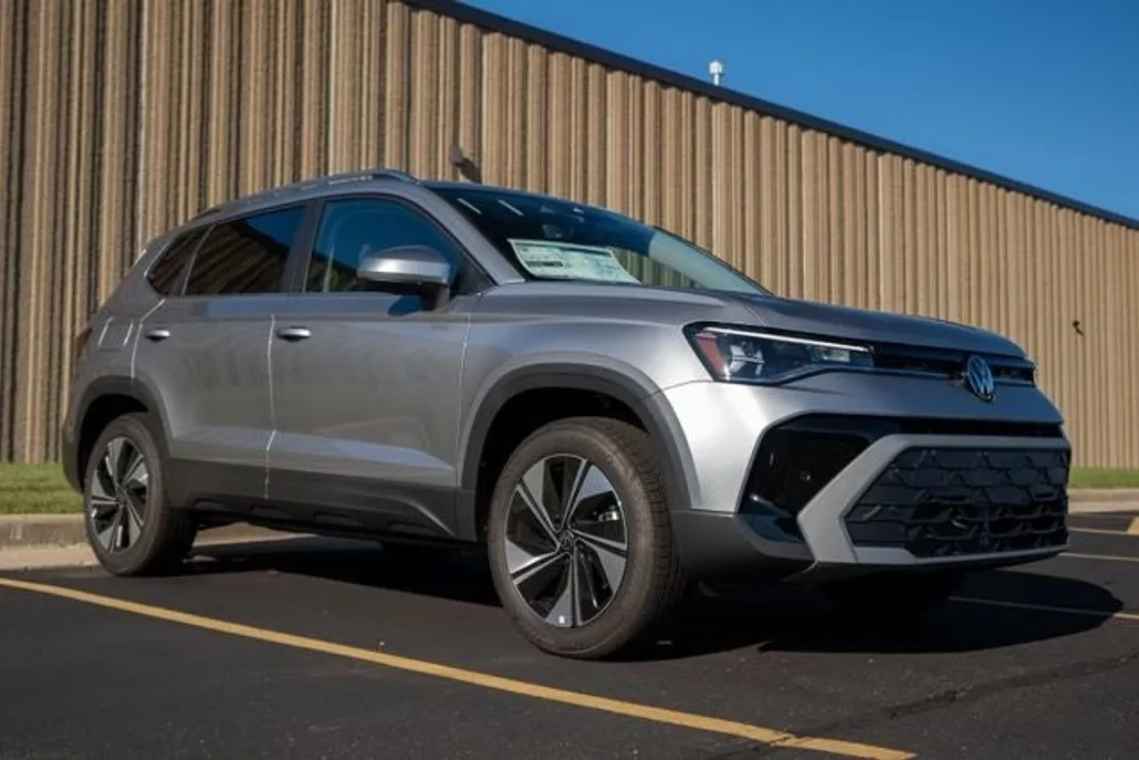2025 Volkswagen Taos SE photo 1