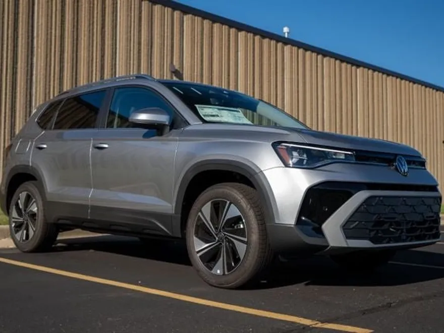 2025 Volkswagen Taos SE photo 1